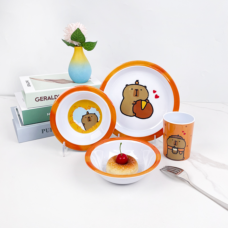 Melaminservis för barn i melamin med tecknad Capybara-motiv